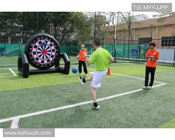 电动车与足球明星的完美结合打造全新潮流风尚引领运动与科技的未来